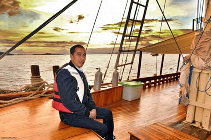 Bp Jokowi di Kapal Pinisi