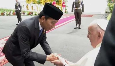 Jokowi Salami Paus Fransiskus Setiba di Istana Kepresidenan