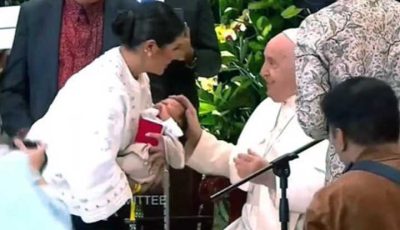 Momen Anak Nadiem Makarim Diberkati Paus Fransiskus di Katedral