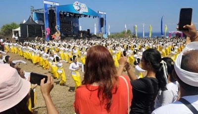 1.000 Penari Rejang Renteng Pukau Turis Asing Saat Nusa Penida Festival 2024