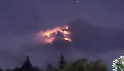 Lereng Gunung Agung Terbakar