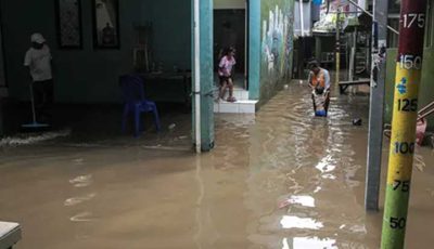 Ciliwung Meluap, 10 RT di Kampung Melayu Terendam Banjir hingga 2,5 Meter