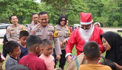Unik, Kapolres Pesawaran Lampung Gandeng Sinterklas Sapa Anak-Anak Dan Berbagi Jajanan Di Wisata Pantai Pesawaran