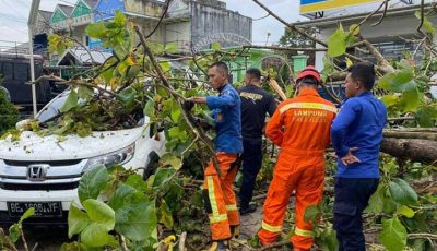 Hujan Deras dan Angin Kencang Di Bandar Lampung, Polisi Jaga Ketat Puluhan Rumah Warga