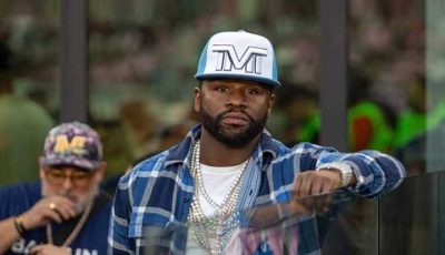 Floyd Mayweather saat bertanding dalam laga profesional dengan rekor 50-0