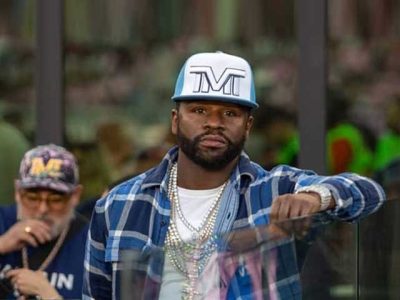 Floyd Mayweather saat bertanding dalam laga profesional dengan rekor 50-0