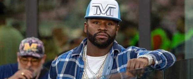 Floyd Mayweather saat bertanding dalam laga profesional dengan rekor 50-0