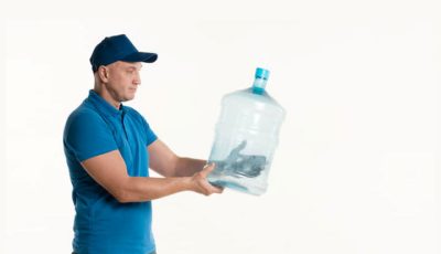 Galon guna ulang air minum yang buram dan melebihi batas usia pakai