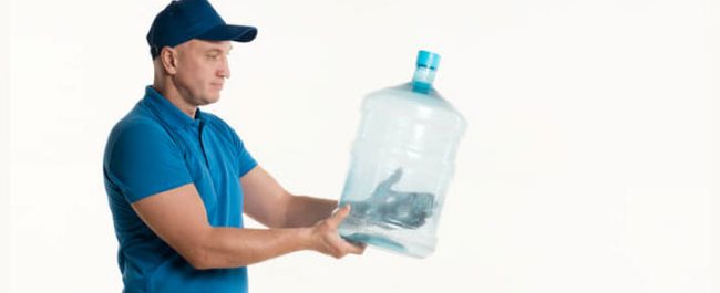 Galon guna ulang air minum yang buram dan melebihi batas usia pakai