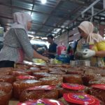Produksi kue tutun atau kue keranjang tradisional di Bandar Lampung jelang Imlek 2026