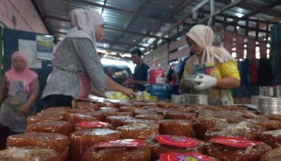Produksi kue tutun atau kue keranjang tradisional di Bandar Lampung jelang Imlek 2026