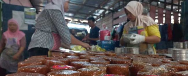 Produksi kue tutun atau kue keranjang tradisional di Bandar Lampung jelang Imlek 2026