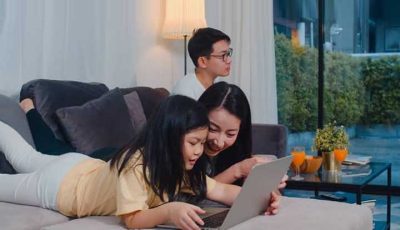 Ilustrasi remaja menggunakan media sosial dengan pengawasan orang tua saat Hari Internet Aman Sedunia