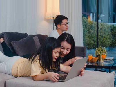 Ilustrasi remaja menggunakan media sosial dengan pengawasan orang tua saat Hari Internet Aman Sedunia