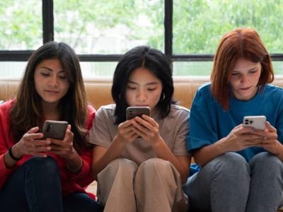 Remaja mengalami FOMO saat melihat media sosia