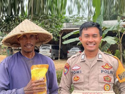 Ramadan Penuh Kepedulian, Polisi Mesuji Beri Sembako untuk Pahlawan Jalanan