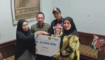 Wali Kota Bandar Lampung Eva Dwiana menyerahkan program BPJS Ketenagakerjaan untuk RT dan Linmas