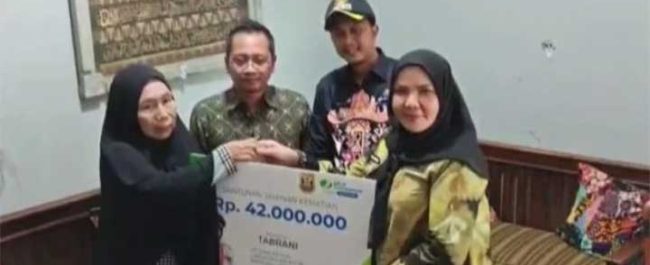 Wali Kota Bandar Lampung Eva Dwiana menyerahkan program BPJS Ketenagakerjaan untuk RT dan Linmas
