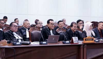 Roy Suryo dan kuasa hukum Refly Harun dalam sidang uji materi di MK