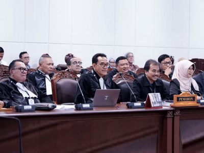 Roy Suryo dan kuasa hukum Refly Harun dalam sidang uji materi di MK