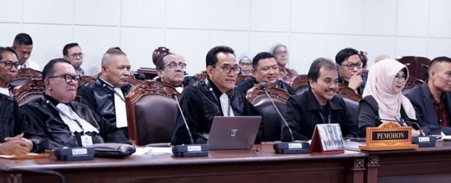 Roy Suryo dan kuasa hukum Refly Harun dalam sidang uji materi di MK
