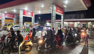 Aktivitas pengisian bahan bakar kendaraan di SPBU