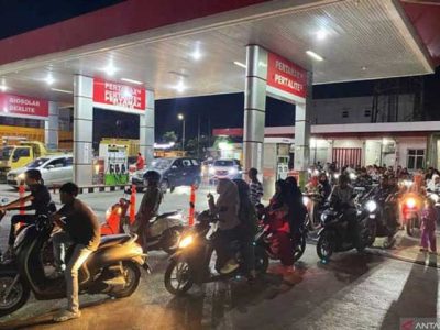 Aktivitas pengisian bahan bakar kendaraan di SPBU