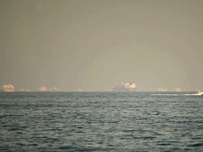 Bendera Iran berkibar di depan kantor Kementerian Luar Negeri Teheran