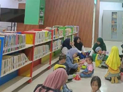 Anak-anak membaca di Perpustakaan Daerah Kaltim dalam program literasi ramah anak