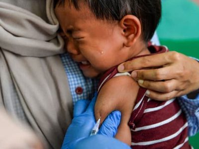 Tenaga medis memberikan imunisasi campak/MR kepada anak-anak di Indonesia