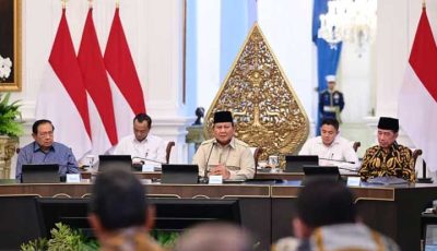 Prabowo_Subianto_rapat_dengan_tokoh_politik_di_Istana