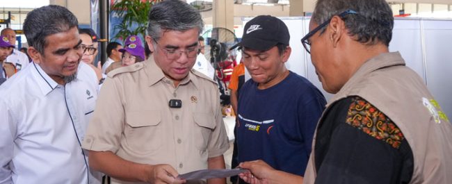 Menaker Yassierli Tinjau Posko Peduli K3 Mudik, Pastikan Awak Angkutan Sehat demi Mudik Aman