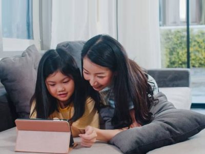 Orangtua membimbing anak menggunakan gadget dengan bijak di rumah