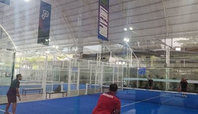 Ilustrasi permainan padel di lapangan tertutup