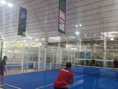 Ilustrasi permainan padel di lapangan tertutup
