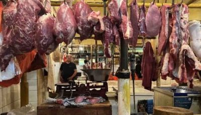Aktivitas pedagang dan pembeli di pasar tradisional menjelang Idulfitri