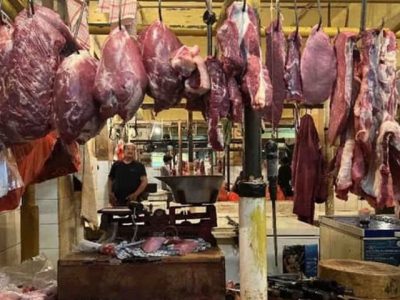 Aktivitas pedagang dan pembeli di pasar tradisional menjelang Idulfitri