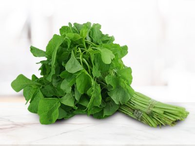 Daun bayam hijau kaya nutrisi dan vitamin