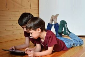 Anak dan orang tua menggunakan media sosial bersama, ilustrasi pendampingan digital anak