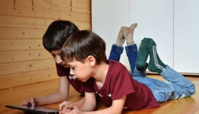 Anak dan orang tua menggunakan media sosial bersama, ilustrasi pendampingan digital anak