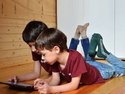 Anak dan orang tua menggunakan media sosial bersama, ilustrasi pendampingan digital anak