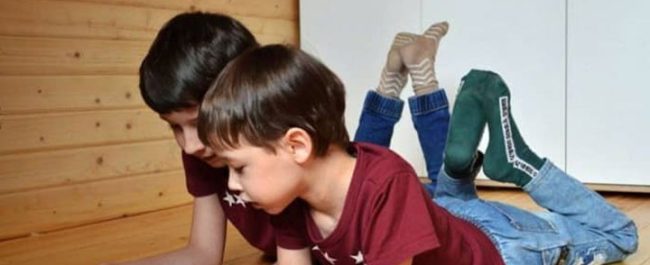 Anak dan orang tua menggunakan media sosial bersama, ilustrasi pendampingan digital anak