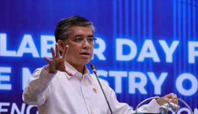 Menaker Yassierli membahas strategi menjaga pasar kerja Indonesia
