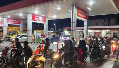 Masyarakat membeli BBM bersubsidi di SPBU sebagai bagian dari kebijakan pembatasan pemerintah