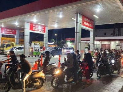 Masyarakat membeli BBM bersubsidi di SPBU sebagai bagian dari kebijakan pembatasan pemerintah