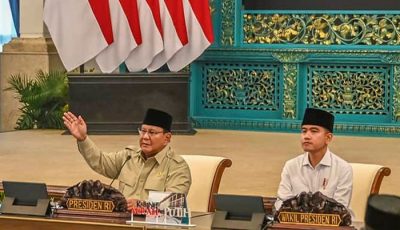 Bendera Indonesia setengah tiang sebagai penghormatan atas gugurnya anggota TNI di Libanon Selatan