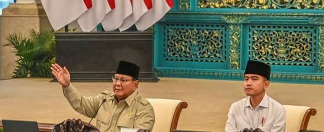 Bendera Indonesia setengah tiang sebagai penghormatan atas gugurnya anggota TNI di Libanon Selatan