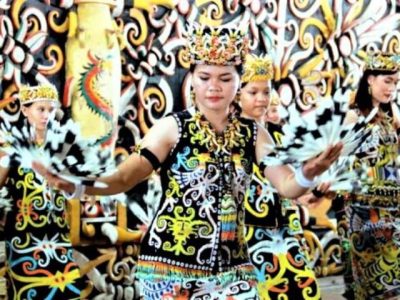 Pertunjukan tari tradisional Suku Dayak di Desa Budaya Pampang Samarinda Kalimantan Timur
