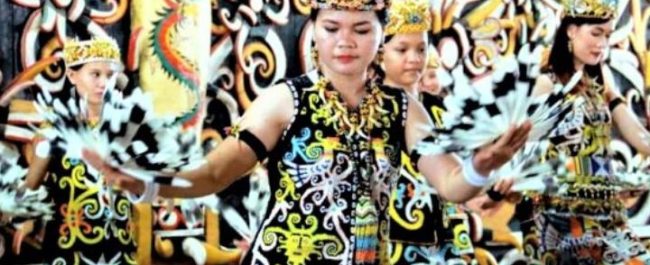 Pertunjukan tari tradisional Suku Dayak di Desa Budaya Pampang Samarinda Kalimantan Timur