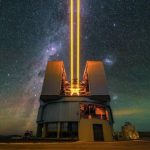 Teleskop UT4 ESO menembakkan empat laser ke langit malam di Gurun Atacama Chile